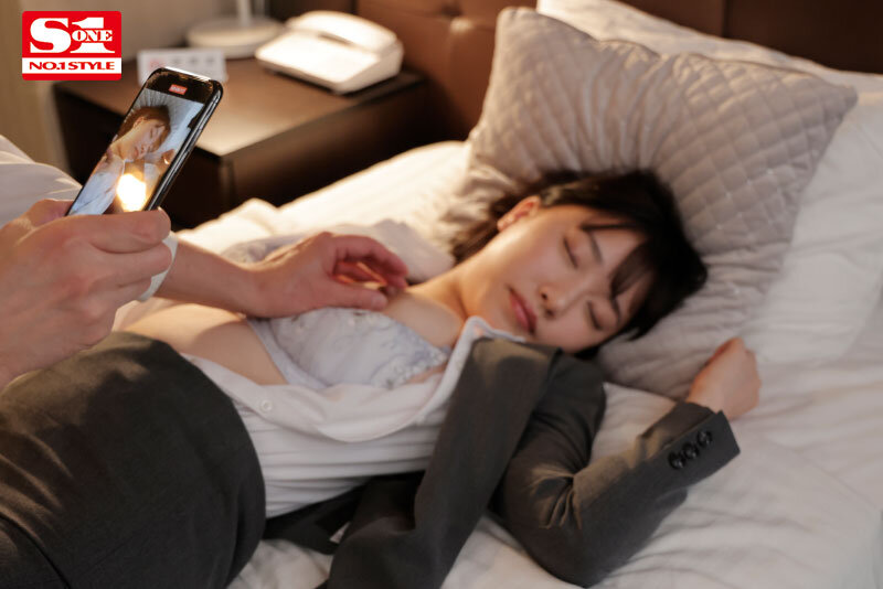 出張先で軽蔑している中年セクハラ上司とまさかの相部屋に…朝まで続く絶倫性交に不覚にも絶頂を繰り返すGカップ童顔新入社員 安達夕莉(ssis00728) シーン3